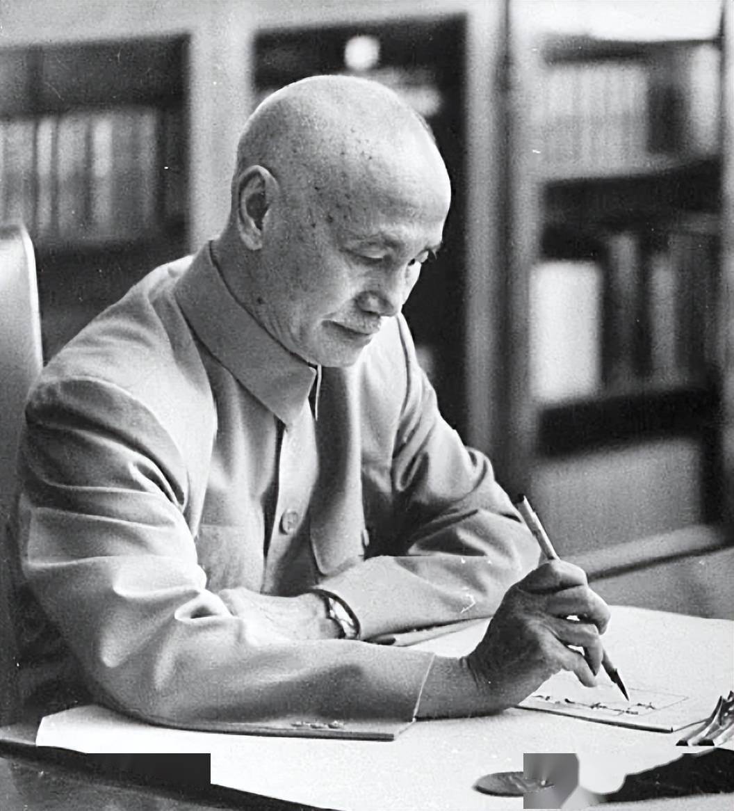 1949年蒋介石最后一次回家乡蒋氏族长瑞元祠堂破得漏雨了