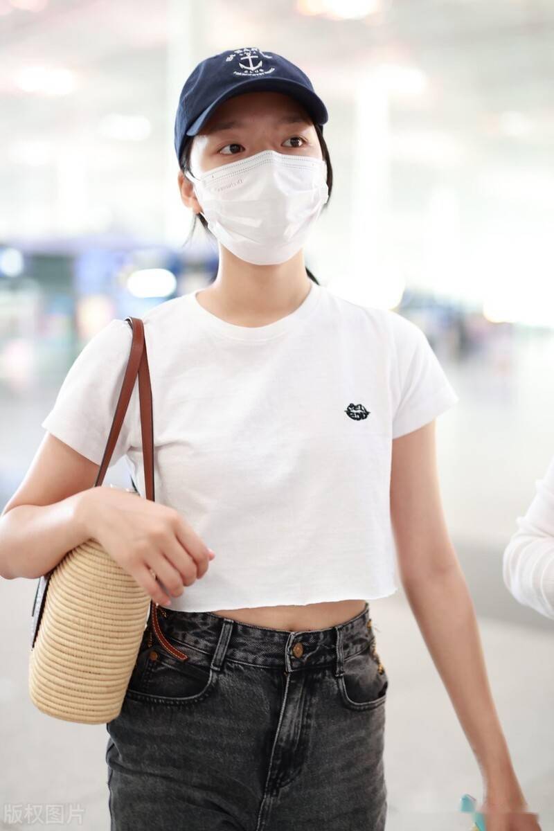 任敏白色短袖牛仔裤现身机场戴棒球帽简约大气