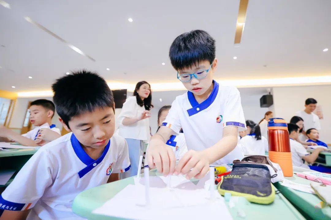 创意施于薄纸梦想托起桥梁华伦小学五年级纸桥承重大赛