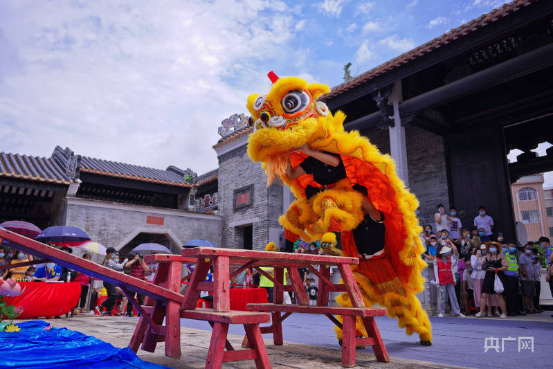 【组图】"雄狮少年"来助兴 锣鼓声中庆端午_醒狮_表演_官文清