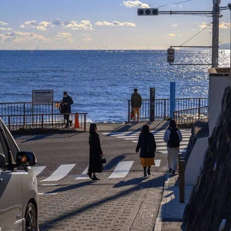 夏日背景图自由散漫的凉风能够治愈乱糟糟的坏心情