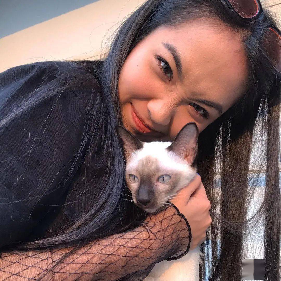 除了lisa就是她这个登上科切拉舞台还和王嘉尔是好友的泰国rapper到底