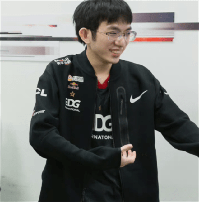 管泽元评价rng上单事件本想嘲讽还是算了采访余霜得到3字回应