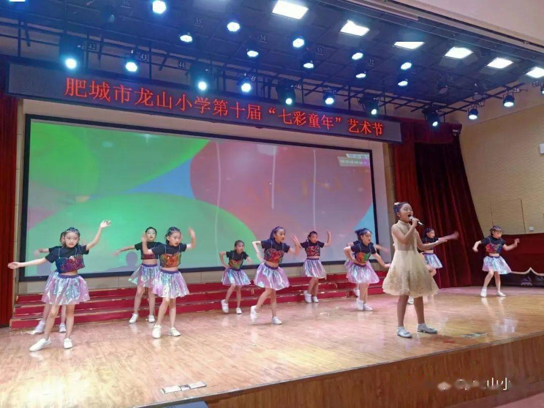 《报童晨曦》,舞蹈组合《鱼儿欢歌》,童谣串唱《明天会更好》等节目