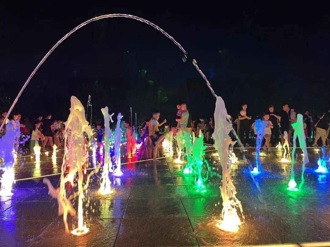 采用低压24伏设备绝对保障了喷泉运行的安全性让游客尽情参与互动此外