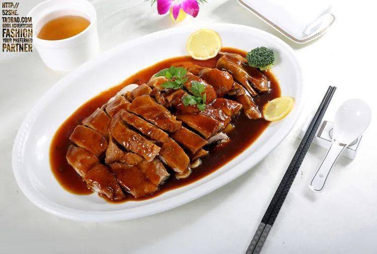 午餐:枸杞肉茸汤,豉油鸭,什锦豆腐煲,炒时蔬课间餐:光明学生饮用奶