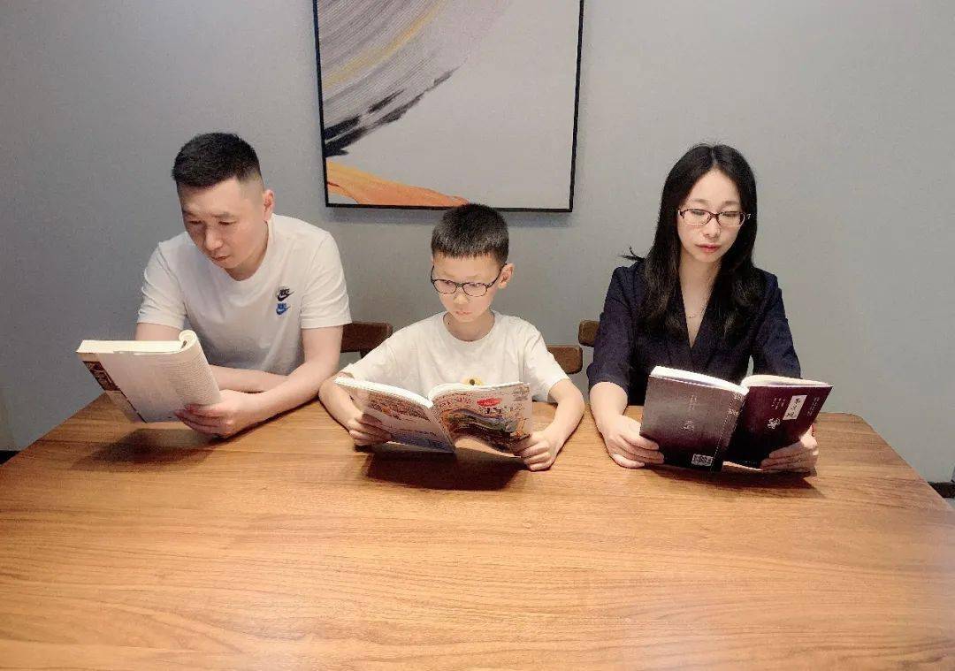 养成读书习惯五(2)班 杨妍全家总动员式阅读"书籍是人类提高的阶梯","