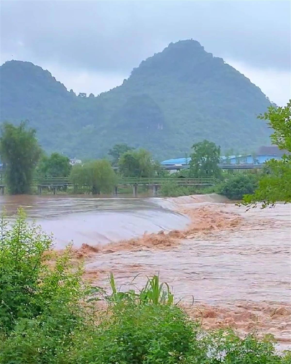 桂林暴雨致遇龙河水位突涨1米，游客：竹筏漂流中断