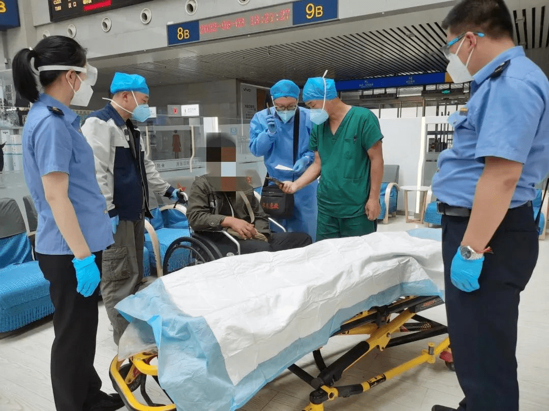 6月3日,长春站"春之约"爱心服务班组接到k1383次列车长的电话:5车厢有