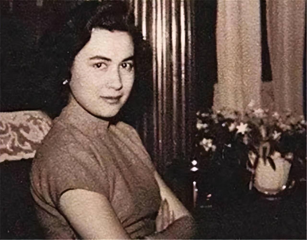 一生荣华富贵,儿女却死的死疯的疯,走了也没能和丈夫葬在一起_黎婉华