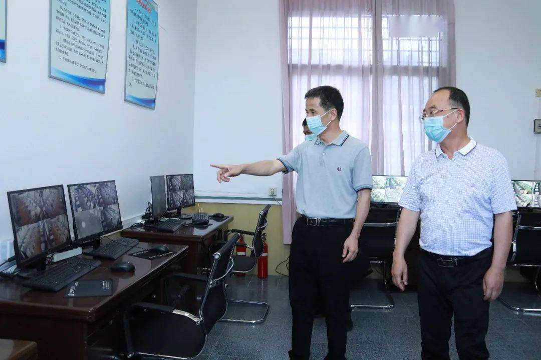 安全保卫及防疫物资储备情况,深入细致地查看巡控室,主考办公室及主控