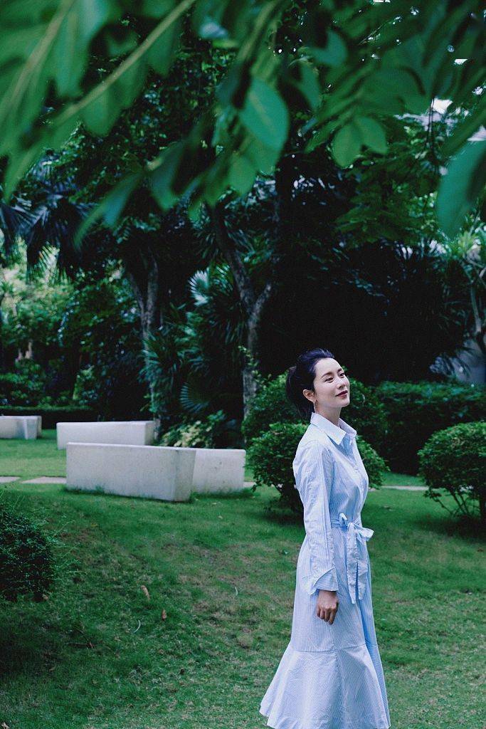 海清侧脸迷人.叼着花朵的海清.海清气质迷人.返回搜狐,查看更多