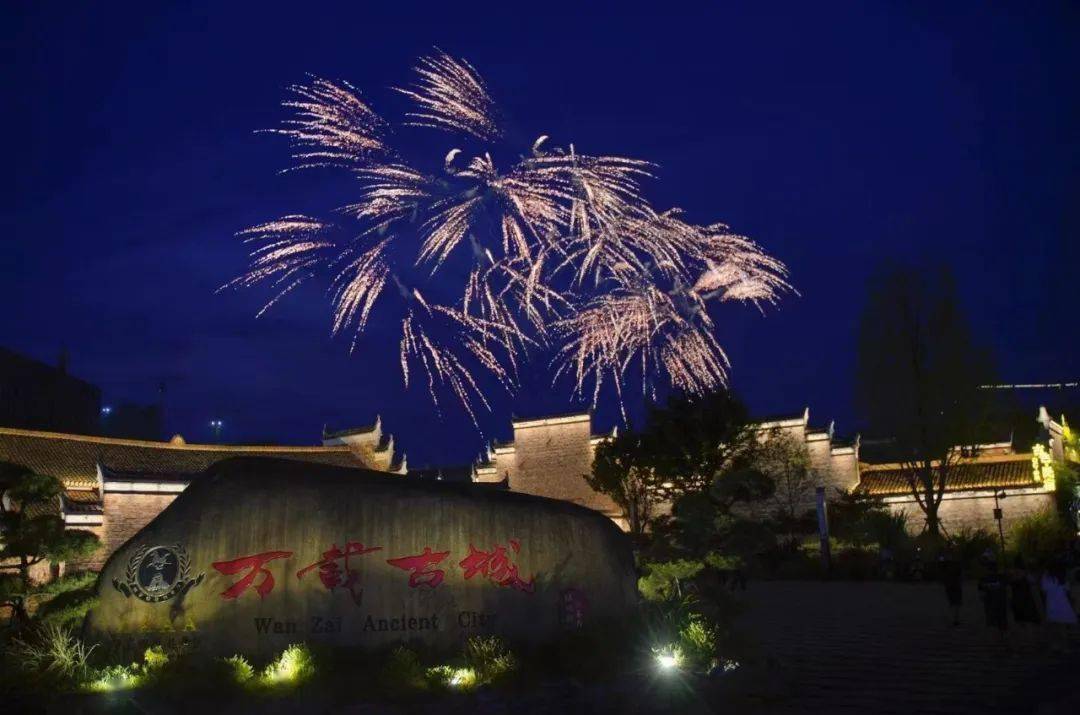 端午佳节期间,万载县国家4a级旅游景区万载古城内,丰富多彩的地方民俗