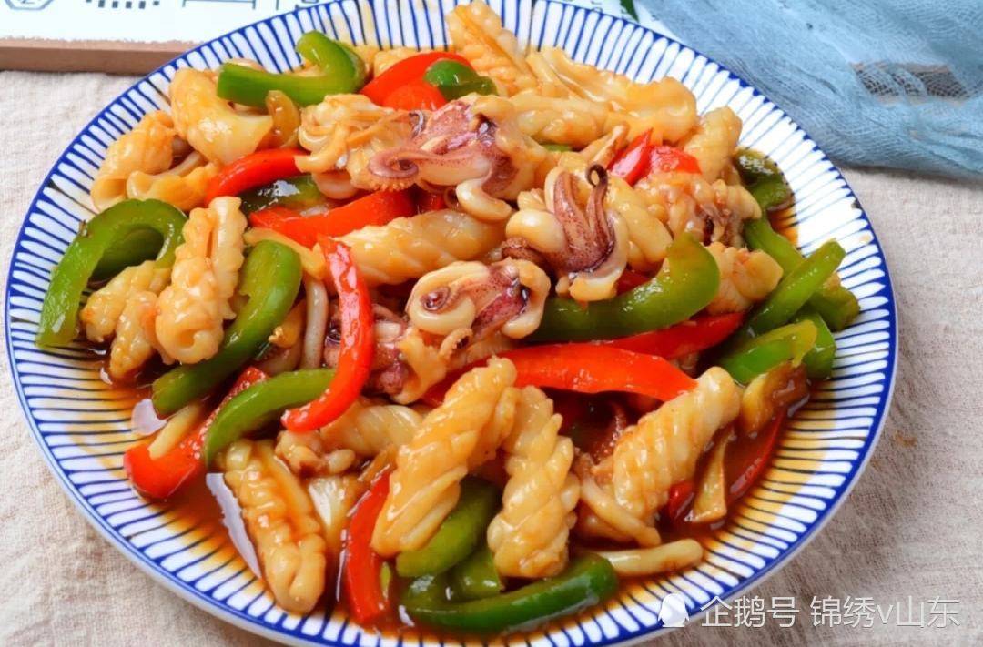 爆炒鱿鱼2,加料酒,老抽,生抽翻炒均匀, 加水,冰糖,草果大火烧开,加盖