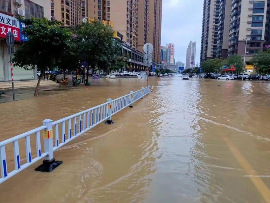 贵港昨晚暴雨袭城俨然水浸贵县街朋友圈都传疯了