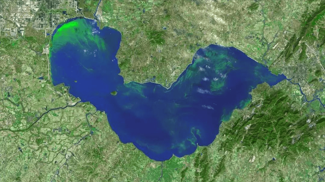 湖体中间向南突出,从高空俯瞰宛如一只鸟巢,因此得名巢湖