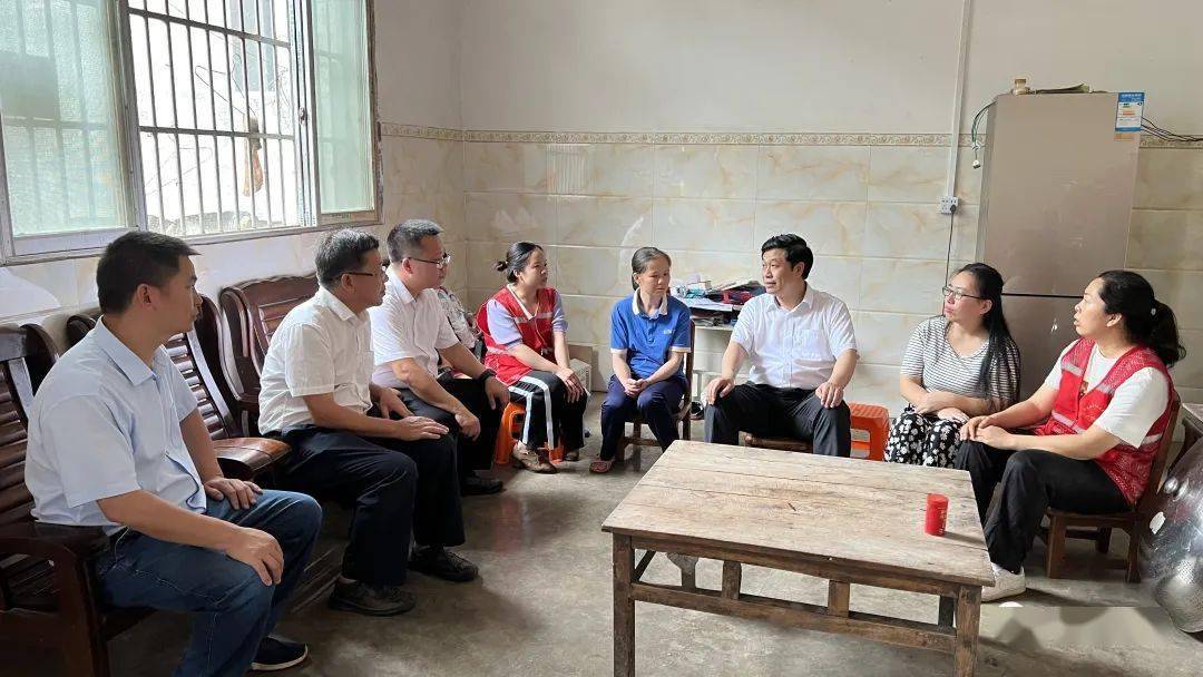 蓝海洲深入巴马镇走访看望监测户,脱贫户