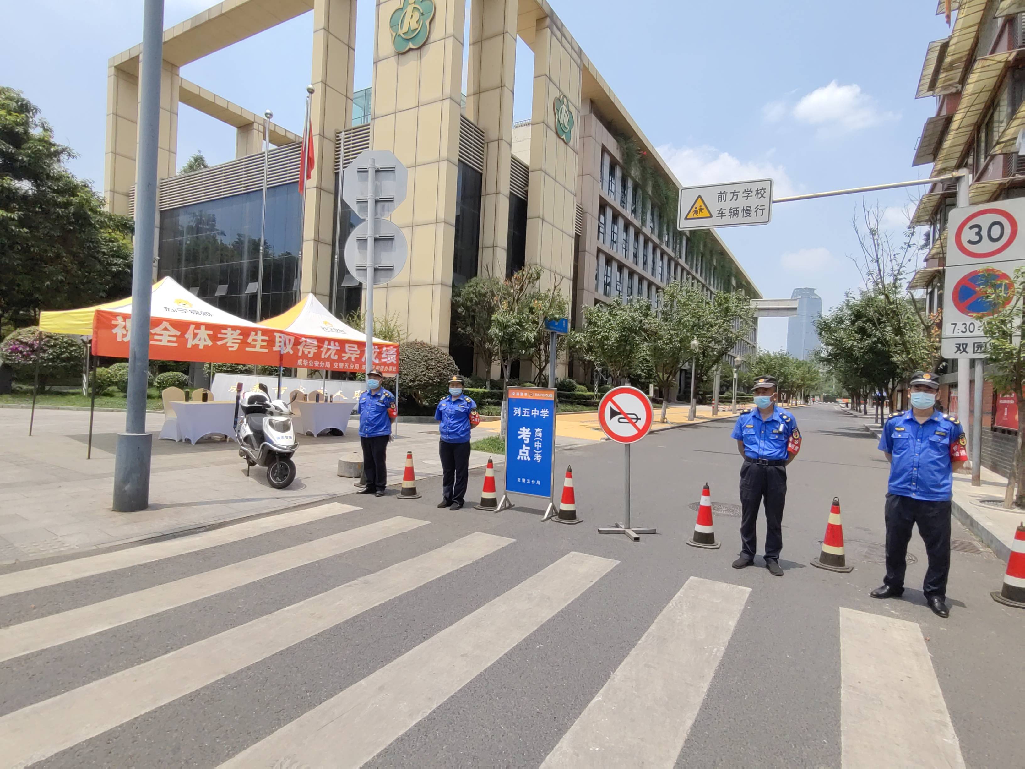 探访成都高考考点学校门口已经摆放了考场分布图