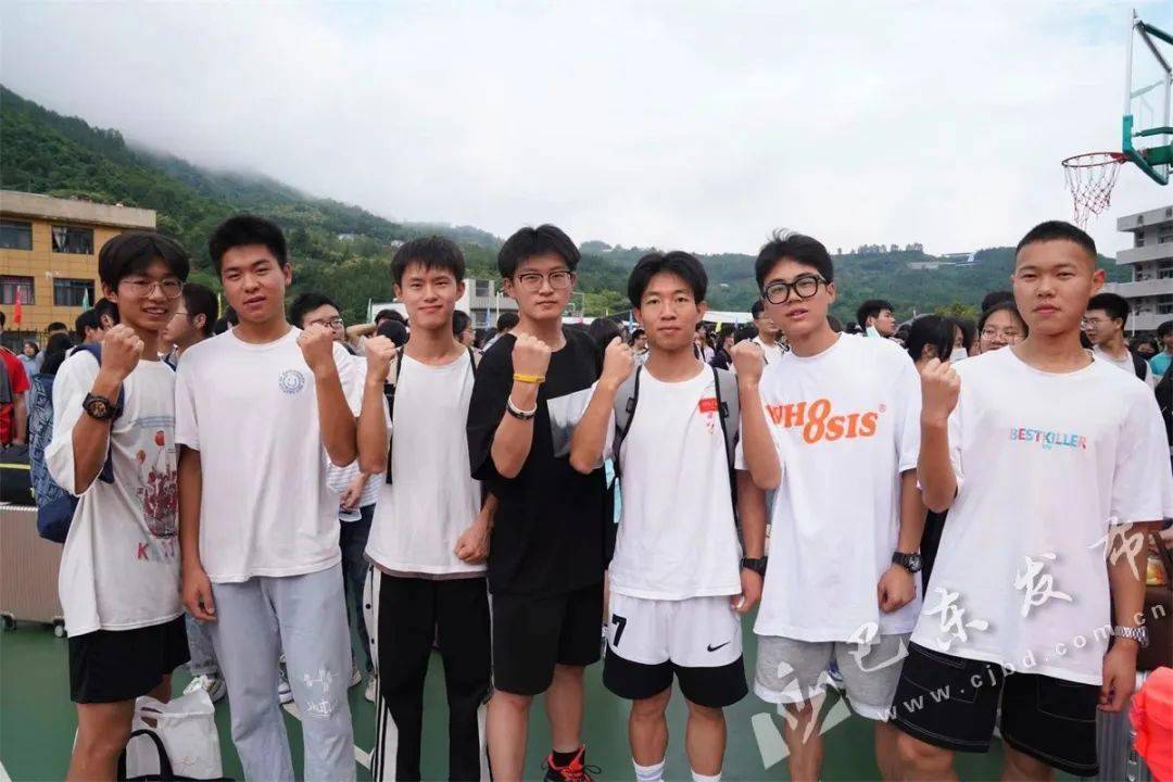 据了解,本次高考全县报名考生共4479人,共设巴东一中和巴东二中两个