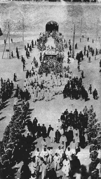 最后,一大批清朝的高官走上前来.他们身上只穿着黑色的丧服.