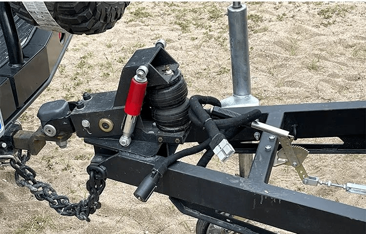 牵引连接上,越界regent全地形越野拖挂房车配有d036万向越野牵引器