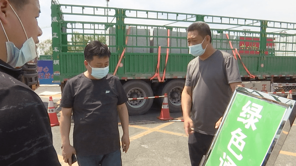 张国伟一行首先来到邢台南高速口,查看了收割机绿色通道落实情况,随后