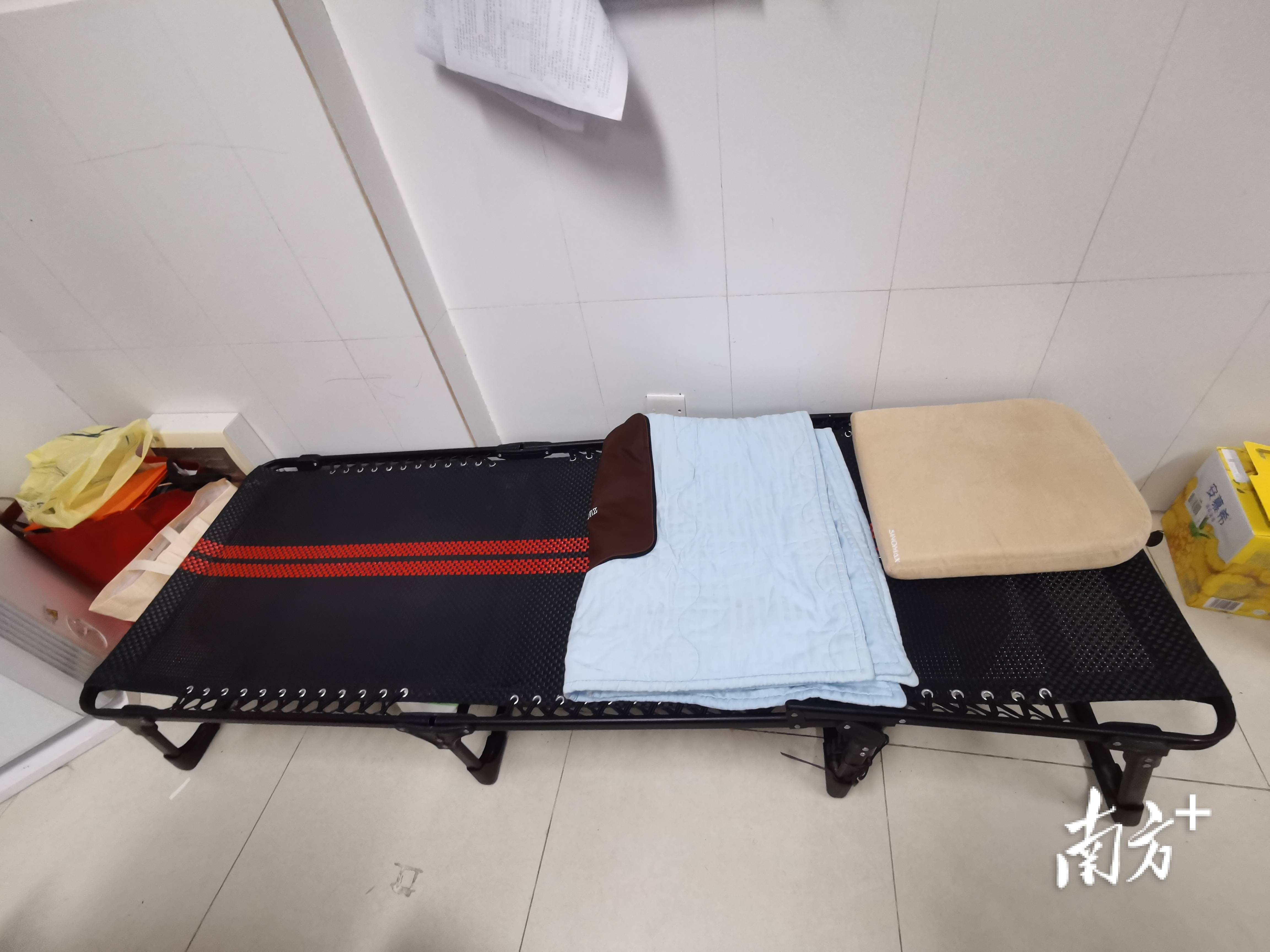 班主任老师李海玲一一联系其他科任老师,要来电子档复习资料,在线辅导