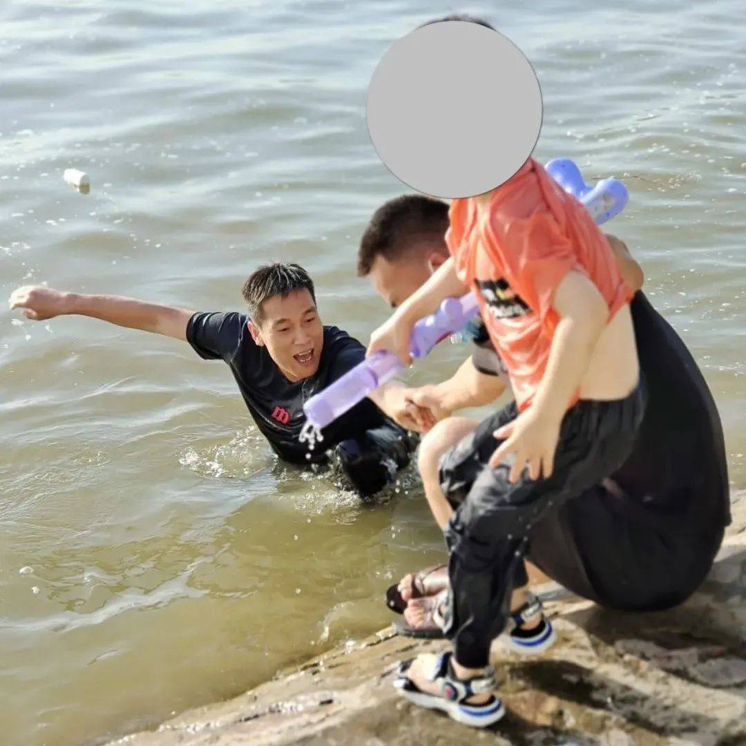 路遇儿童不慎落水 城管干部舍身救人_张军辉_孩子_黄河
