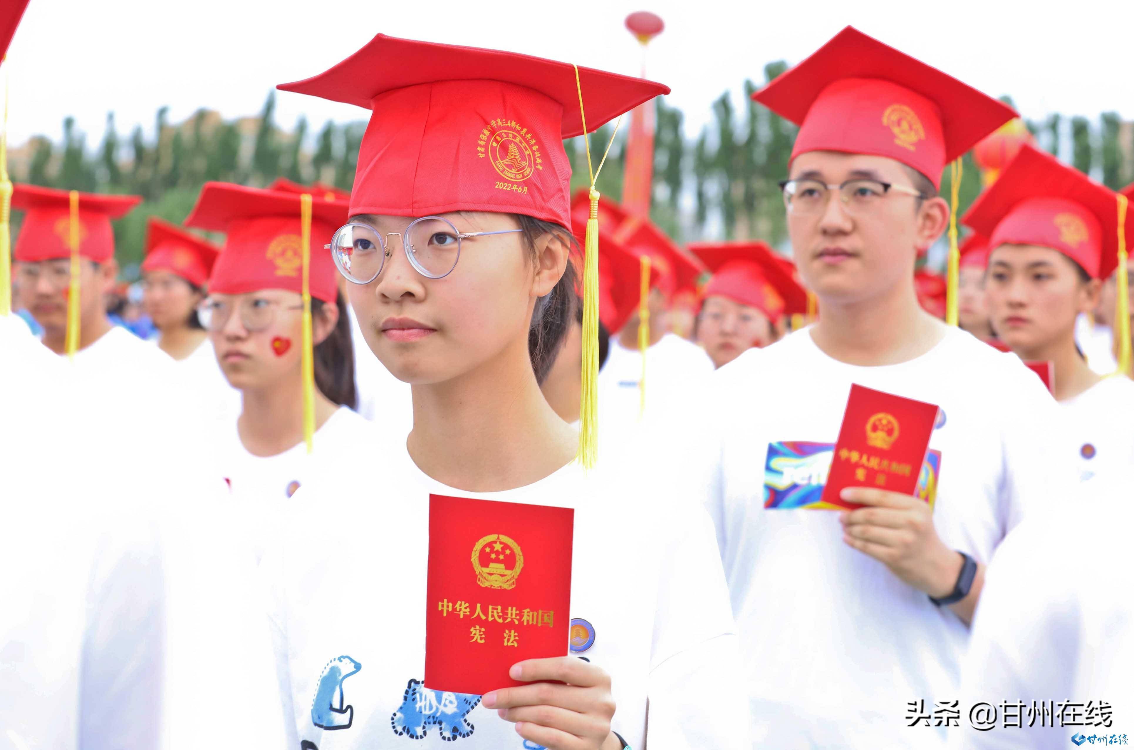 2022年6月2日,甘肅省張掖中學操場上,學子們從老師手中接過《中華人民