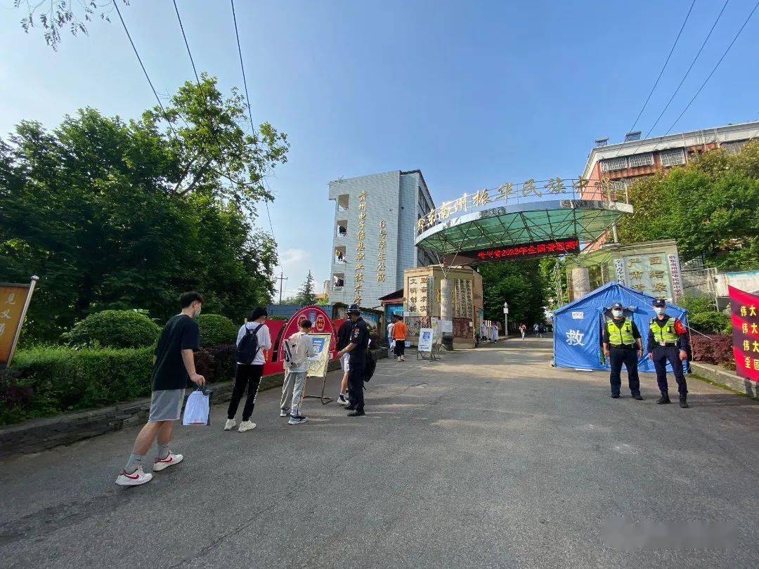 振华民中考点凯里一中考点6月7日上午,记者在凯里各大高考考点看到