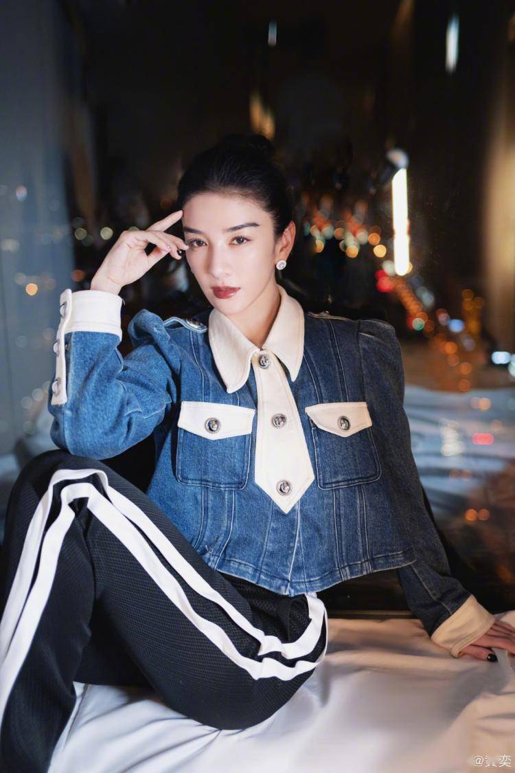 黄奕穿牛仔装抹红唇 坐窗边眼神霸气_束起_pose_长发