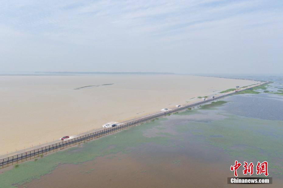 江西鄱阳湖畔再现“限时”景观“水上公路”