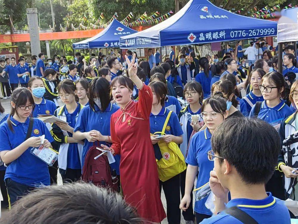 老师贴心地在百色祈福高中考场东风吹,战鼓擂,八班高考怕过谁家长举