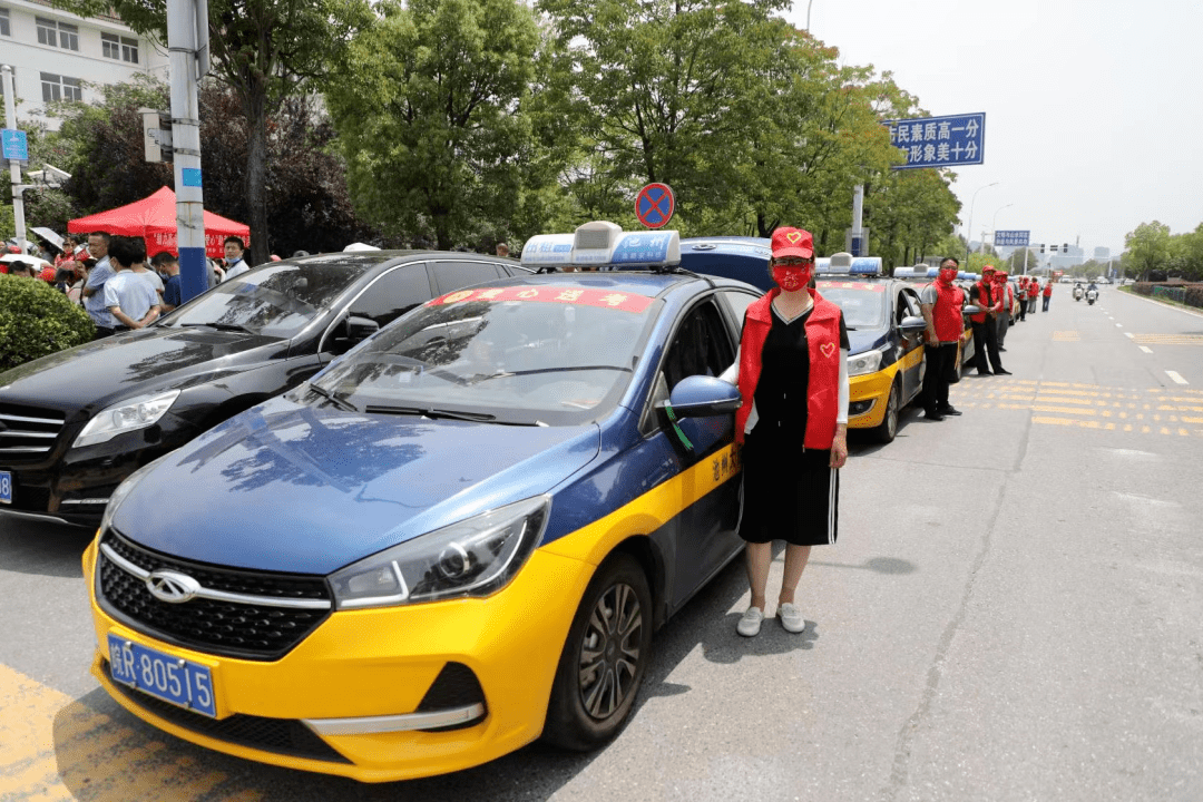 十几名志愿者到如今已经持续了17年,爱心送考服务,我市出租车行业开始