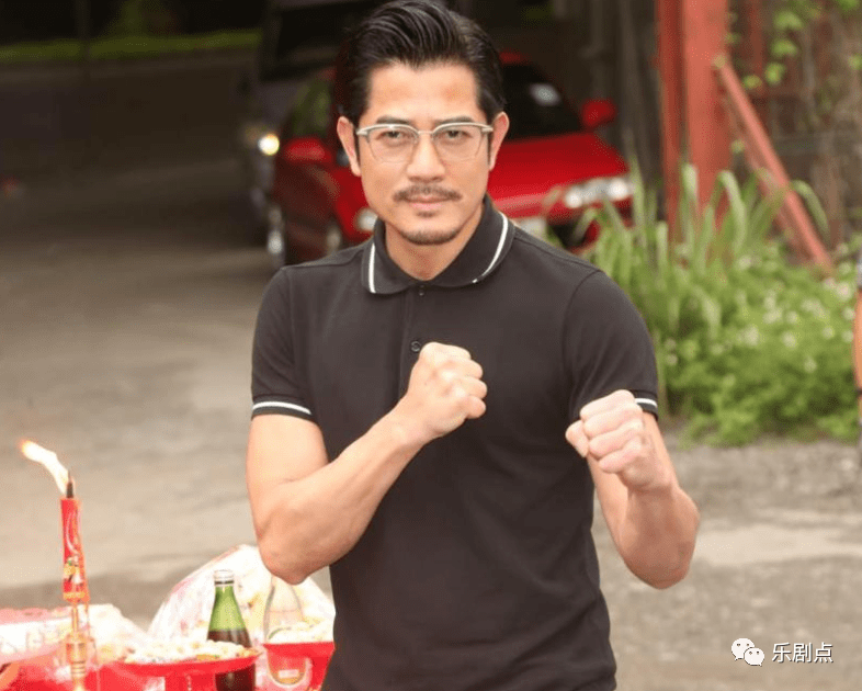 罕见香港四大影帝合作拍戏郭富城留胡子男人味足任达华手臂肌肉抢镜