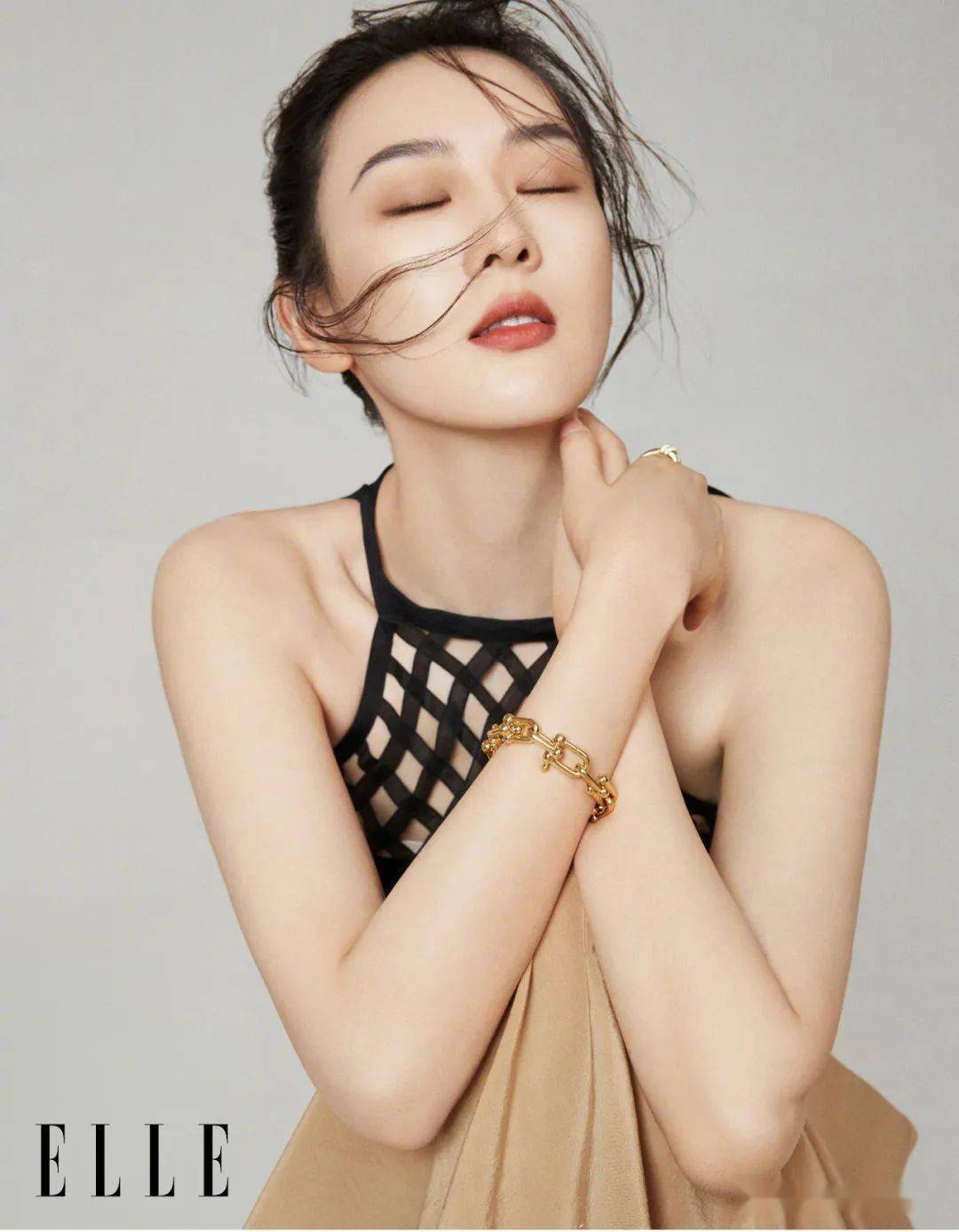 女星童瑶elle杂志封面大片奶茶系妆容优雅知性