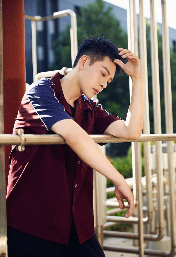 欧阳旭徐海乔工作室发布夏日写真留短发阳光俊朗男神范