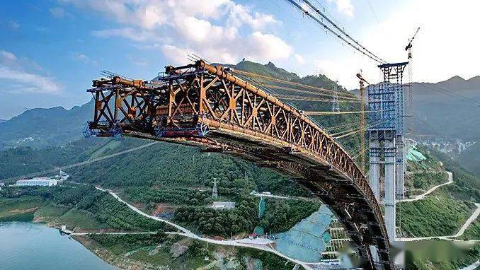 55米,主桥为跨径600米的上承式劲性骨架混凝土拱桥,是在建世界最大