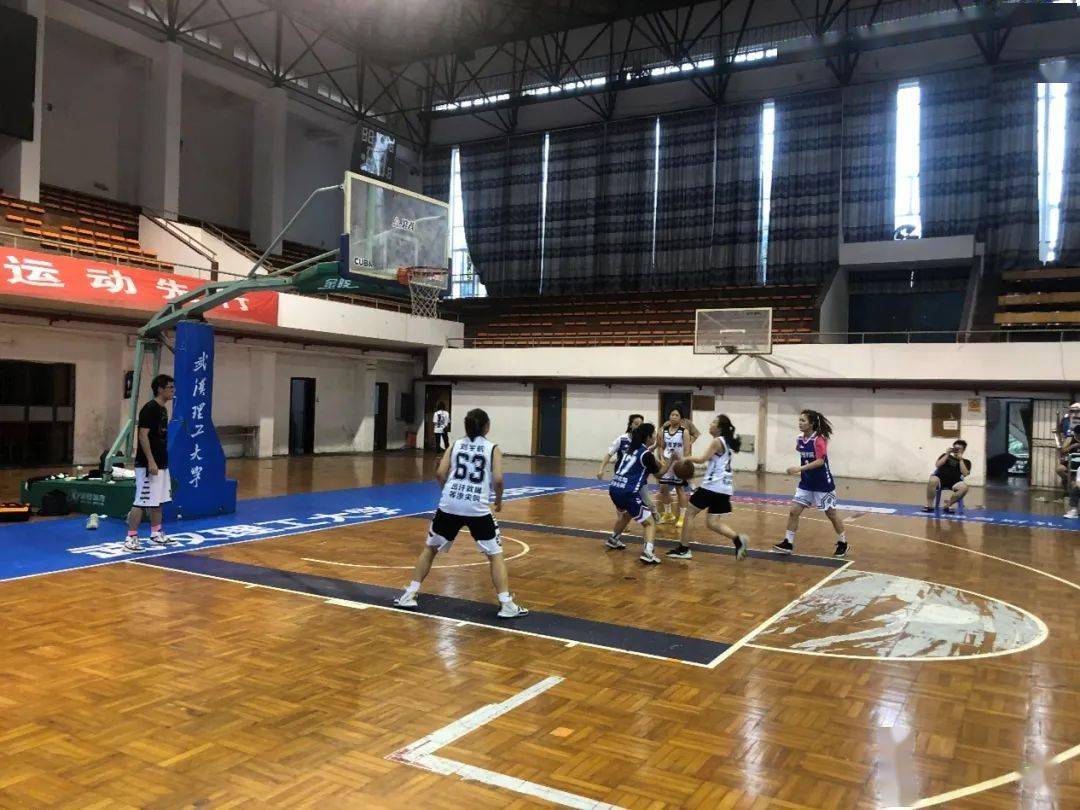 武汉商学院篮球场图片