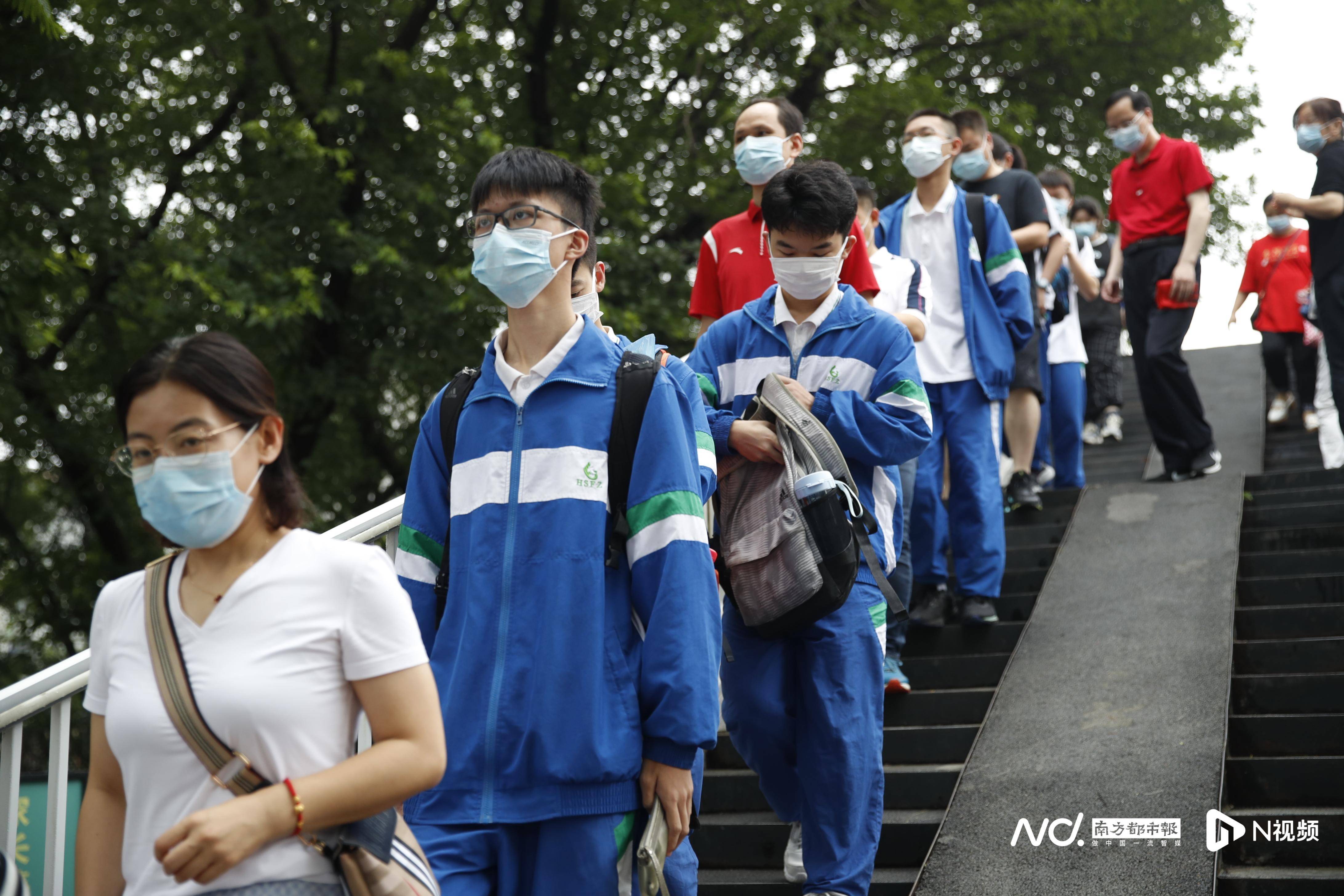 6月7日,广州市天河中学考点,送考的家长.