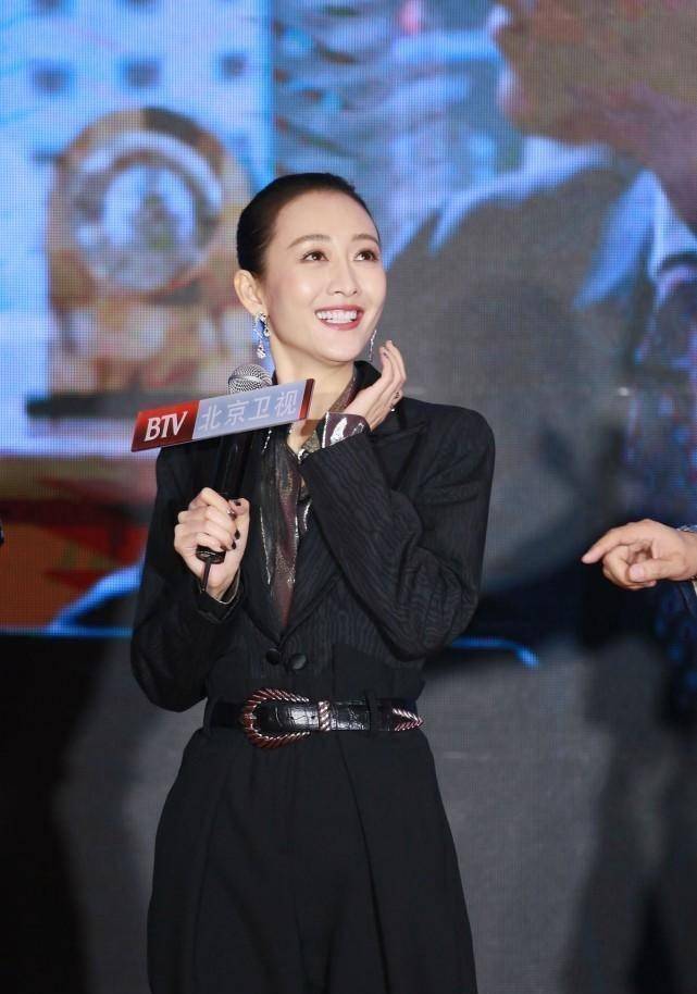 朱珠王鸥穿黑色同框,看出成熟女人有多美,连体裤裙装各显风韵_风格_版