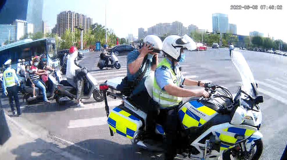 6月8日上午7时45分左右,徐州市交警支队云龙大队五中队民警蔡敬红与