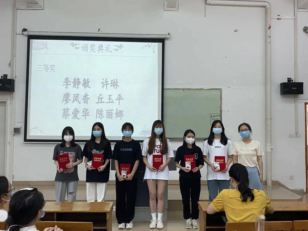 陈凤雅书记为获得二等奖同学颁奖梁群副院长为王晓辉同学颁发一等奖