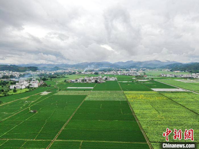 航拍赣南乡村雨后秀美风光 云绕山乡绿意盎然