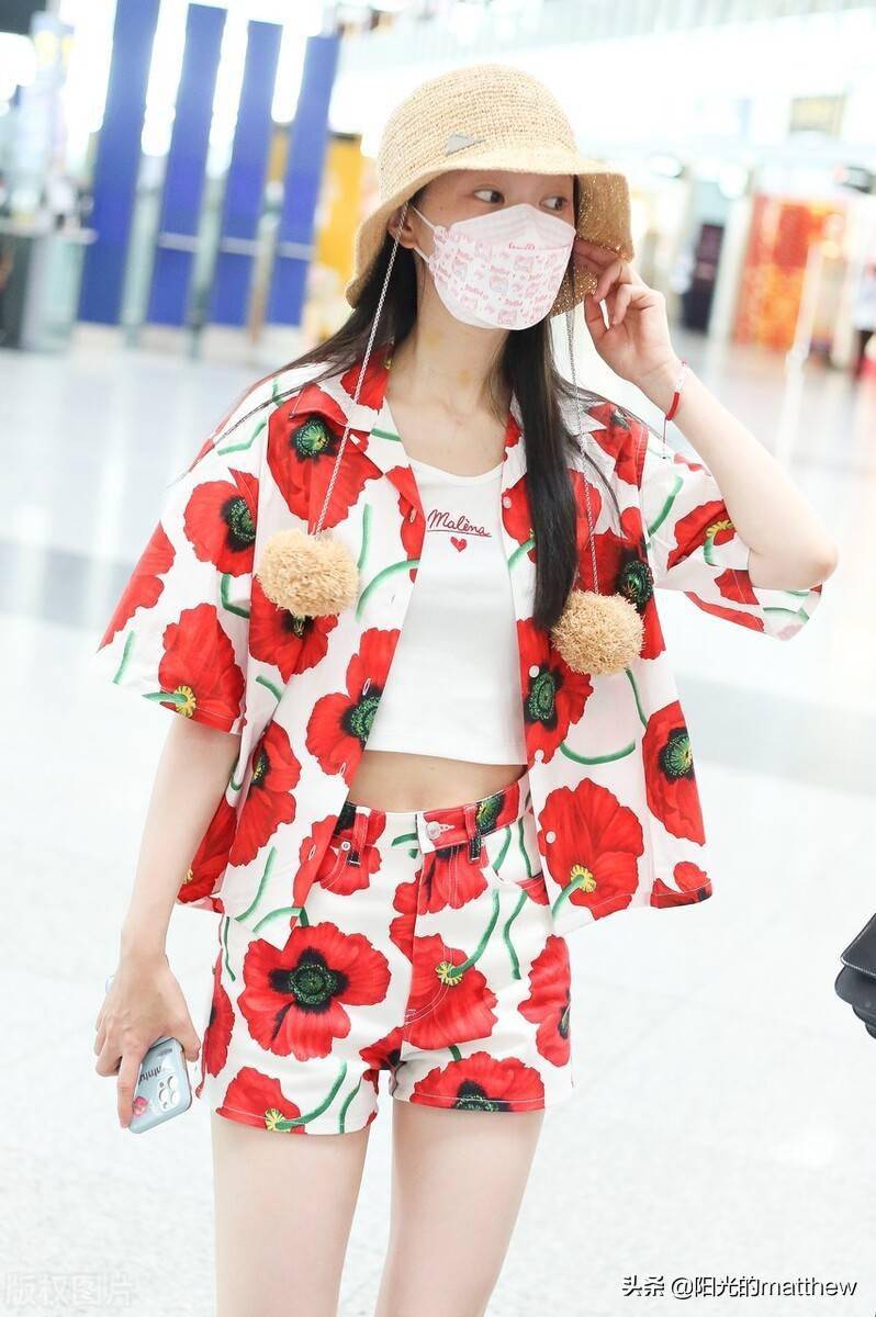 宋轶花朵衬衫搭短裤运动鞋现身机场,自然漂亮绚丽夺目