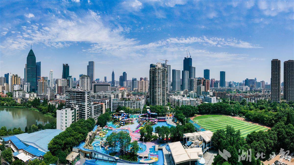 6月8日,位于武汉市江岸区的武汉青少年宫水上世界欢乐开园,吸引不少