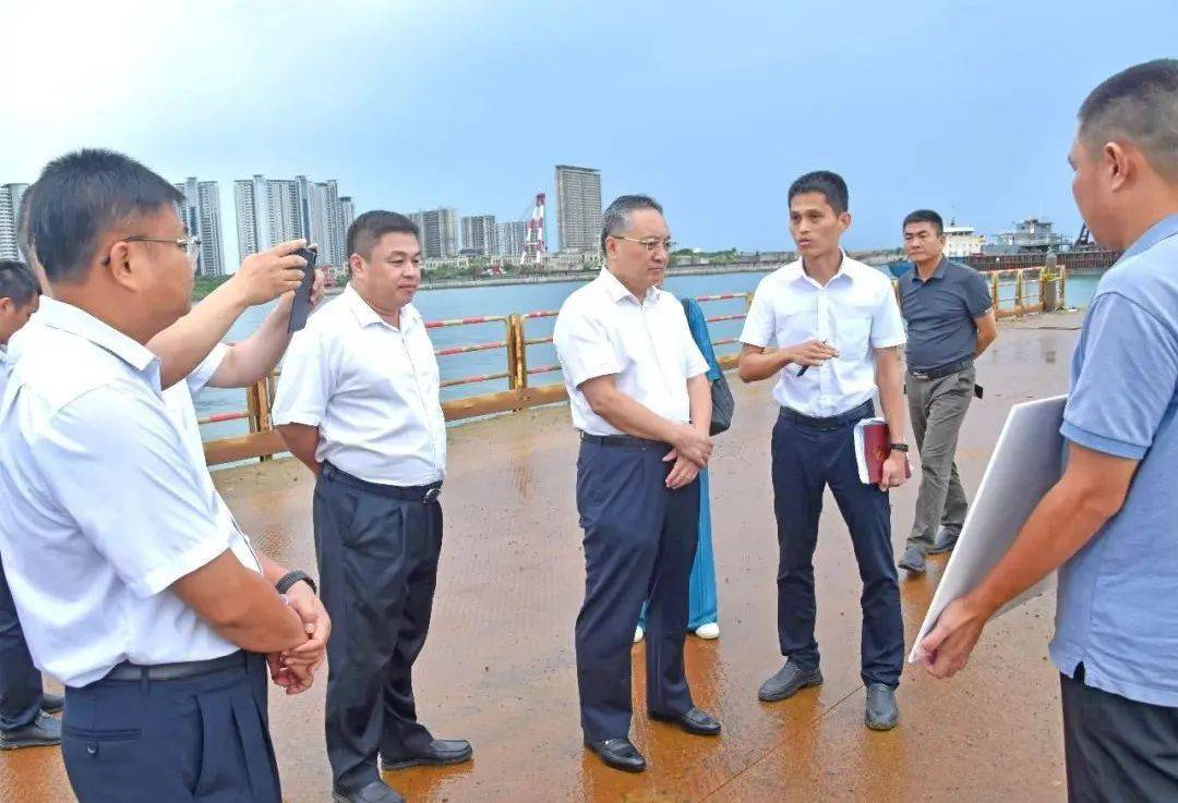 万宁市委副书记,市长王三防,市政府副市长李瑞军陪同.