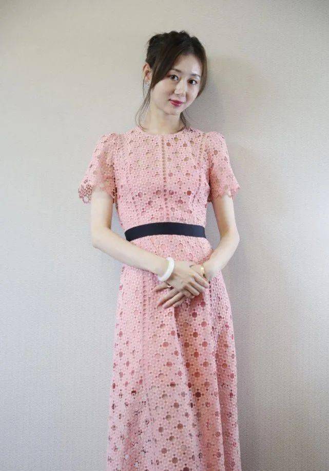 范志毅36岁老婆真洋气,穿小香风马甲优雅高级,结婚6年仍甜蜜_张梦瑾