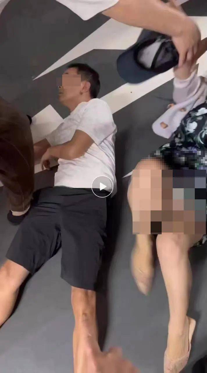 有人把宾利女司机底裤走光的照片发布到网上,根本没给隐私部位打码.