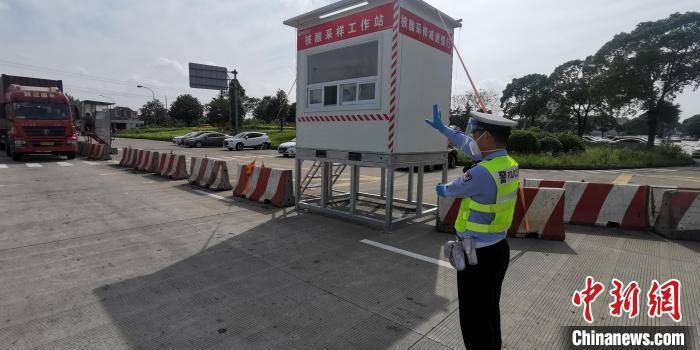 （上海战疫录）全程不到1分钟！上海警方为集卡司机特设“不下车”核酸采样站